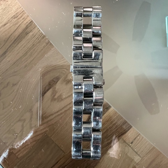 GUCCI 2305L Silver, Stainless Steel Logo Women’s Quartz Watch - Picture 2 of 5